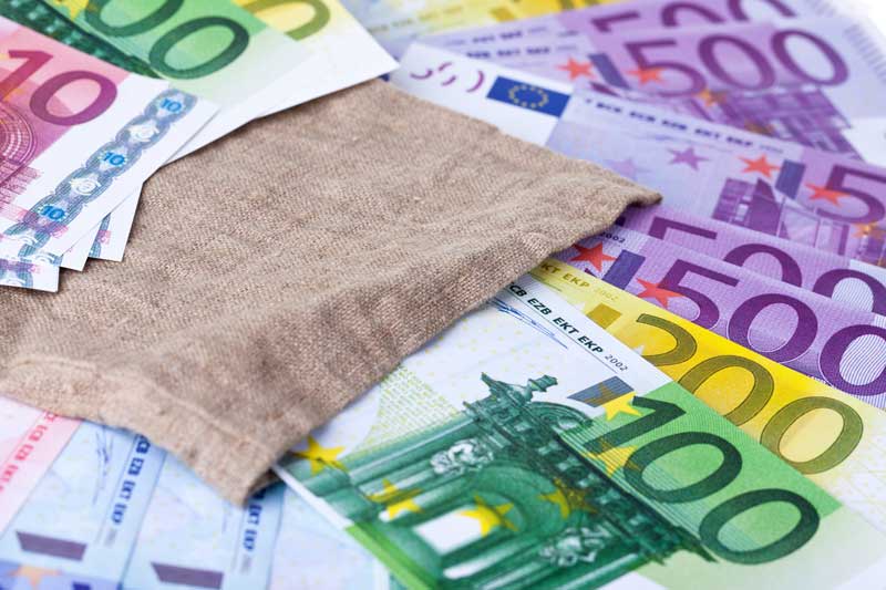 Indemnización de 1.800 euros en compensación de daños y perjuicios por hacer valer el derecho al complemento de paternidad