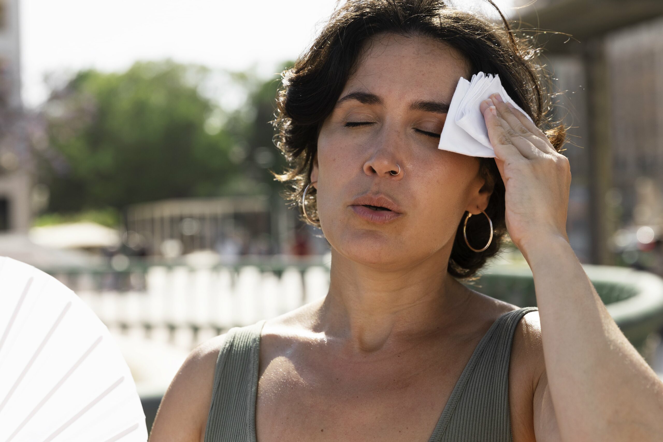 ¿Cuándo está prohibido trabajar al aire libre durante una ola de calor?
